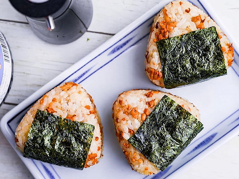 Рисовые шарики онигири с курицей 