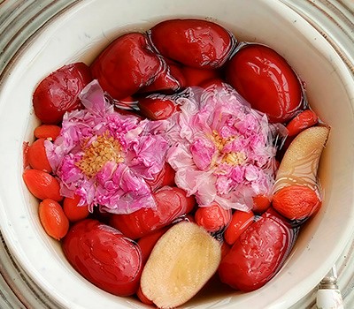 chay-iz-finikov-unabi-yagod-godzhi-i-roz-meyguykhun-tszao-goutsi-cha07.jpg