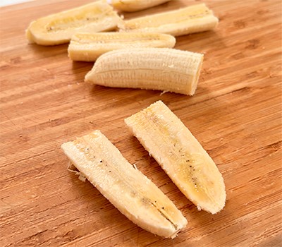khrustyashchie-ruletiki-iz-risovoy-bumagi-s-karamelizirovannym-bananom02.jpg