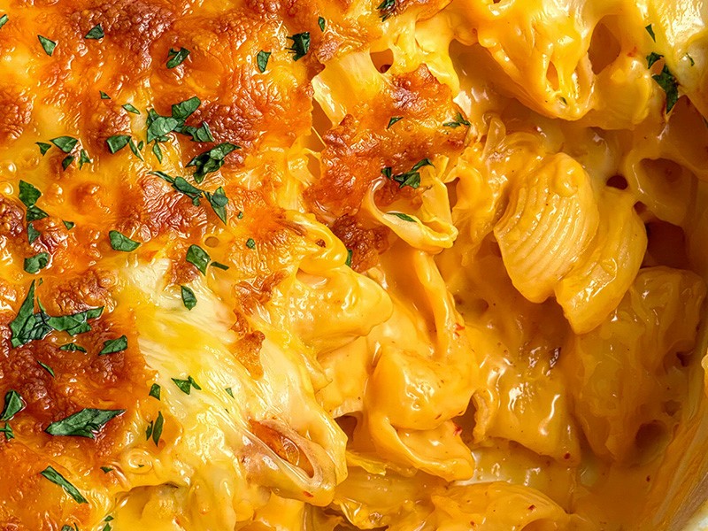 Макароны в сырно-сливочной заправке с кимчи и соусом Бульдак 