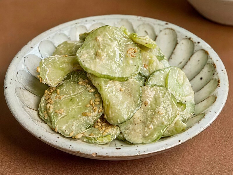 Салат из огурцов с кунжутом 