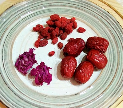 chay-iz-finikov-unabi-yagod-godzhi-i-roz-meyguykhun-tszao-goutsi-cha02.jpg