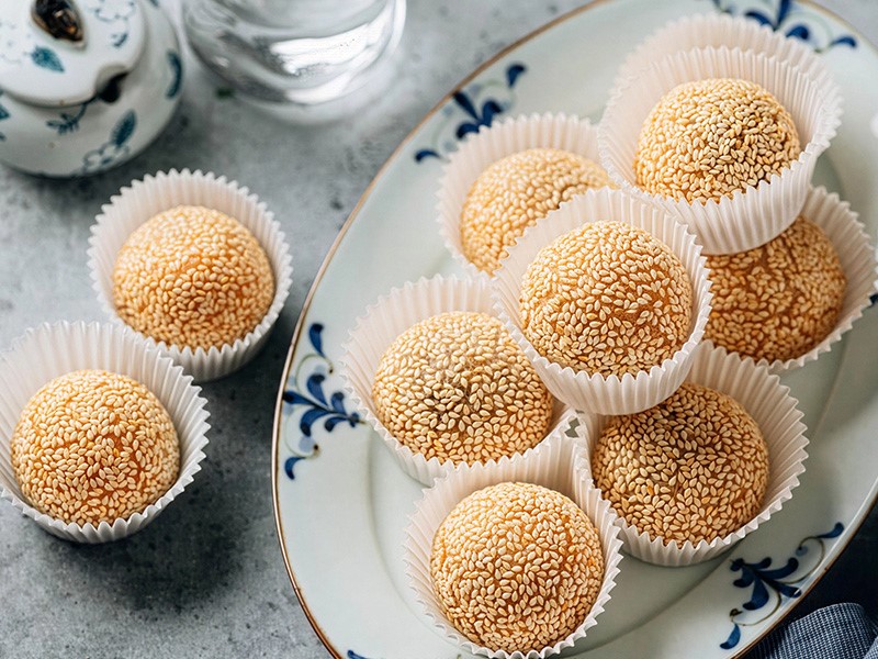 Кунжутные шарики из рисового теста с начинкой из сладкой бобовой пасты (Матуань) 