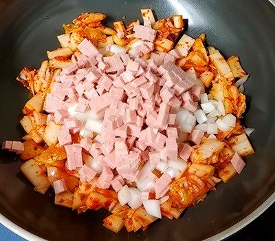 tosty-po-koreyski-s-kimchi-i-vetchinoy-kimchi-tosytkhy08.jpg