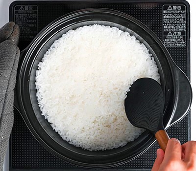 risovye-shariki-onigiri-s-kuritsey-nivatori-soboro-no-madze-onigiri02.jpg