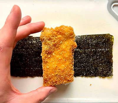 risovyy-burger-s-kurinoy-kotletoy-katsu-tikin-katsu-o-musubi12.jpg