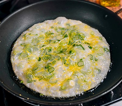 risovye-blinchiki-s-zelenym-lukom-yun-yuenan-mi-chzhi-tszo-tsun-tszy-bin08.jpg