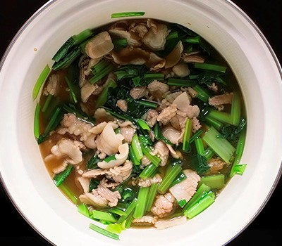 ragu-iz-svinoy-grudinki-so-shpinatom-i-tykvoy-v-souse-khorenso-to-buta-bara-no-an-kake-kabotya09.jpg