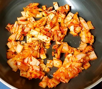 tosty-po-koreyski-s-kimchi-i-vetchinoy-kimchi-tosytkhy06.jpg
