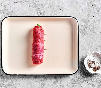 rulet-iz-govyadiny-s-zelenym-lukom-negi-maki05.jpg