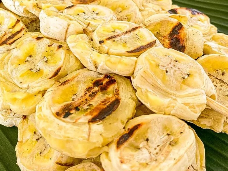 Жареные бананы с кокосово-карамельным соусом