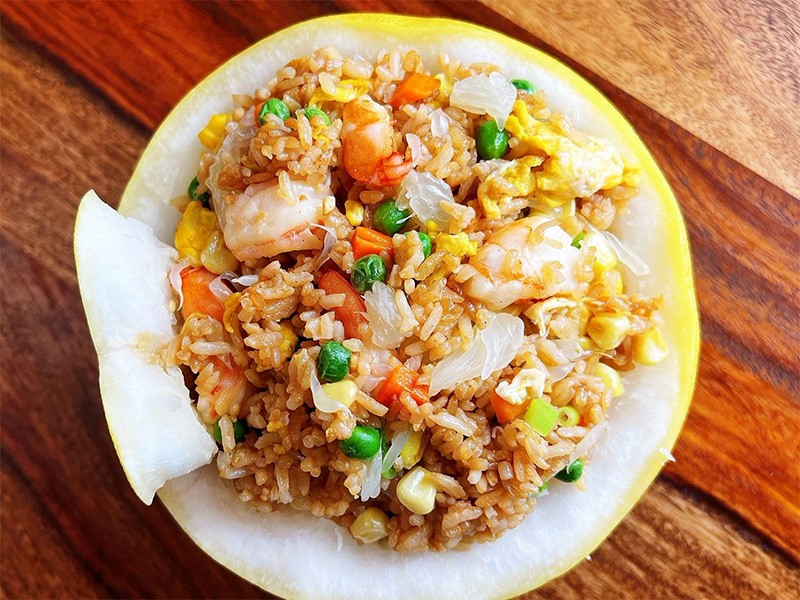 Жареный рис с помело в устричном соусе