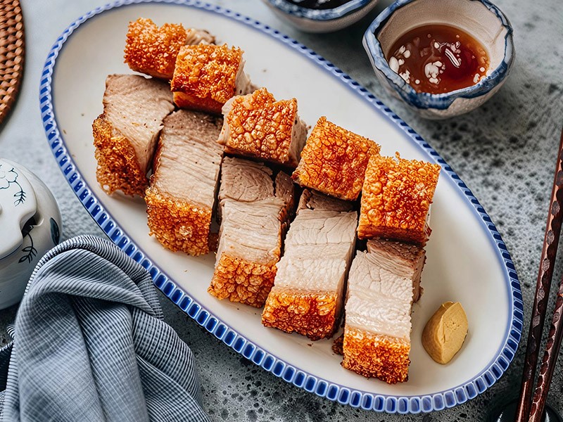 Жареная свиная грудинка с хрустящей корочкой