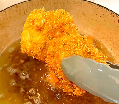 risovyy-burger-s-kurinoy-kotletoy-katsu-tikin-katsu-o-musubi06.jpg