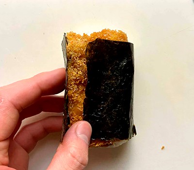 risovyy-burger-s-kurinoy-kotletoy-katsu-tikin-katsu-o-musubi13.jpg