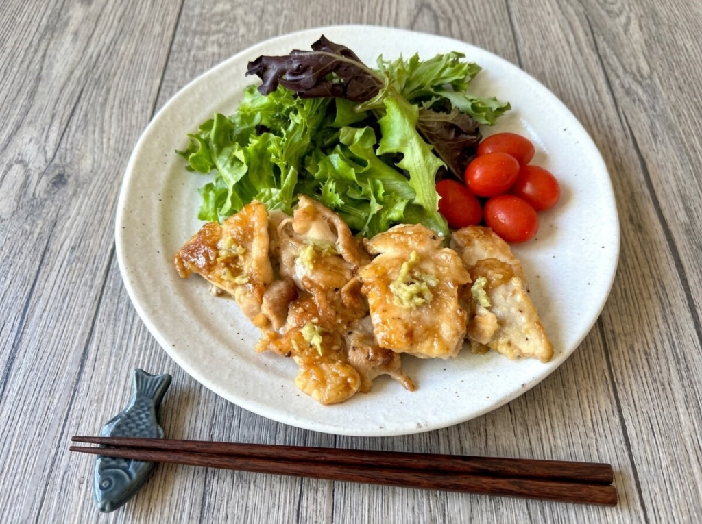 Жареная курица с пряным соусом с приправой васаби