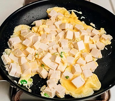 zharenyy-shelkovyy-tofu-s-yaytsom-tszidan-bao-doufu05.jpg