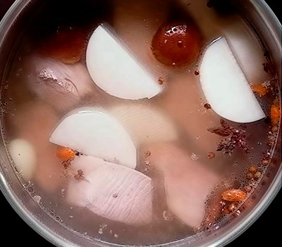 sup-iz-svinykh-rebryshek-s-pryanostyami-ba-kut-te09.jpg
