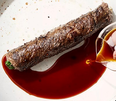 rulet-iz-govyadiny-s-zelenym-lukom-negi-maki08.jpg