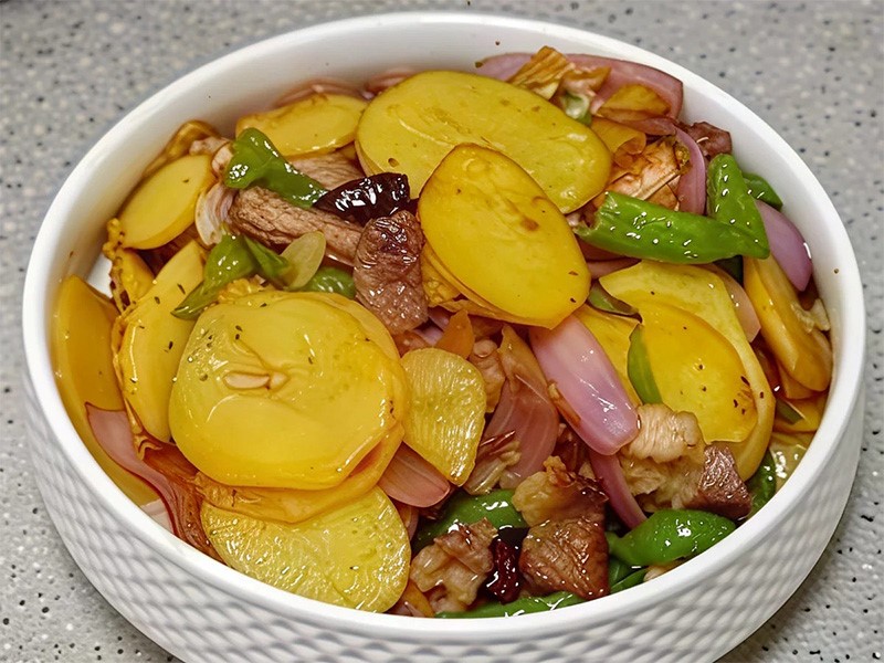 Тушеный картофель с мясом и овощами