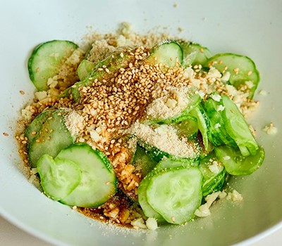 salat-iz-ogurtsov-s-kunzhutom-oi-chamke-muchim08.jpg