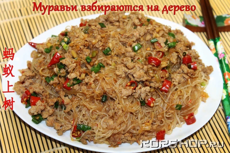 Муравьи взбираются на дерево