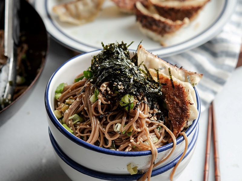 Теплая гречневая лапша соба с кунжутом в соусе (Чхамккэ мемиль куксу)