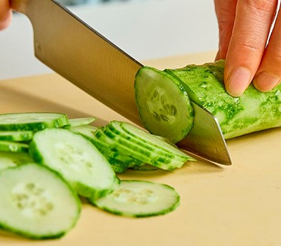 salat-iz-ogurtsov-s-kunzhutom-oi-chamke-muchim03.jpg salat-iz-ogurtsov-s-kunzhutom-oi-chamke-muchim03.jpg