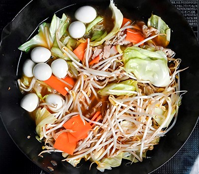 zharenaya-khrustyashchaya-lapsha-kata-yakisoba10.jpg