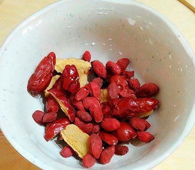 chay-iz-finikov-unabi-yagod-godzhi-i-roz-meyguykhun-tszao-goutsi-cha04.jpg