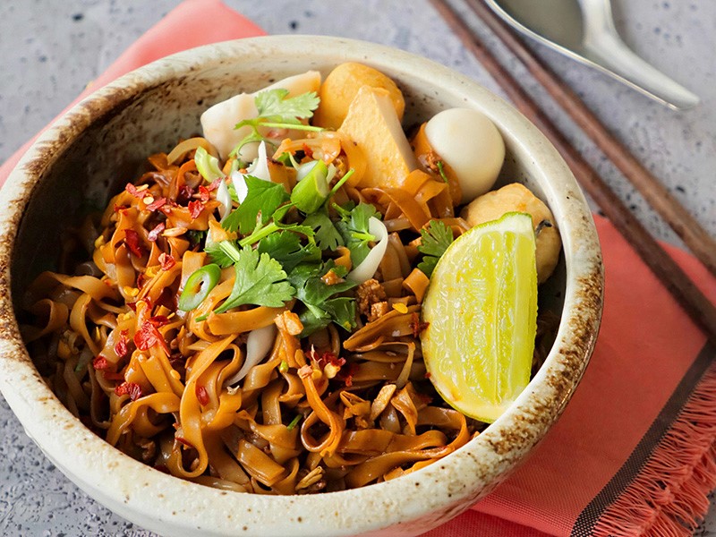 Лапша в остром соевом соусе с мясом, арахисом и чесночным маслом (Гуай Тью Клок) 