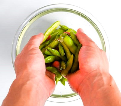 zharenye-edamame-s-chesnochno-ustrichnym-sousom-edamame-garikku04.jpg