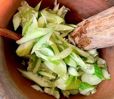 laosskiy-ogurechnyy-salat-tum-mak-tang05.jpg