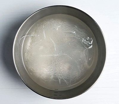salat-iz-lapshi-kharusame-i-krabovykh-palochek-kharusame-sarada08.jpg