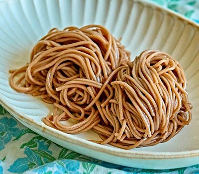 grechnevaya-lapsha-soba-s-ogurtsom-i-kunzhutnym-maslom-oi-chamgirym-kuksu08.jpg