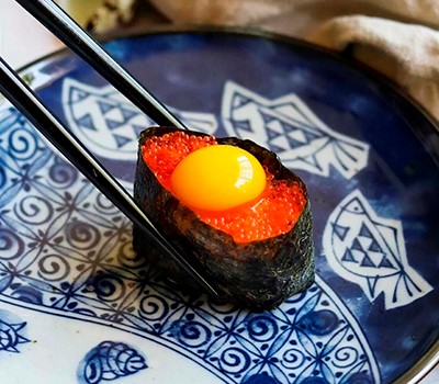 sushi-gunkan-s-ikroy-tobiko-i-perepelinym-yaytsom-tobiko-gunkan-maki13.jpg