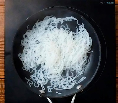 lapsha-shirataki-s-ostrym-svinym-farshem-siru-nasi-tantan-sirataki02.jpg