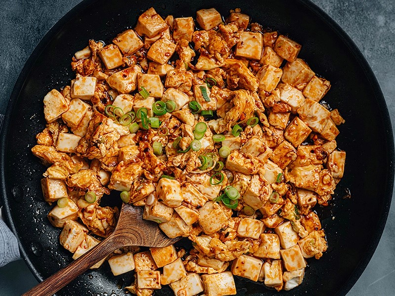 Жареный шелковый тофу с яйцом 