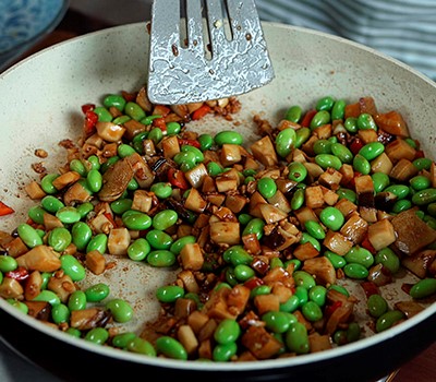 zharenye-boby-edamame-s-gribami-maodou-chao-sinbaogu08.jpg