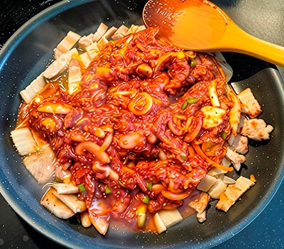 pulgogi-s-kalmarami-i-svinoy-grudinkoy-osam-bulgogi13.jpg