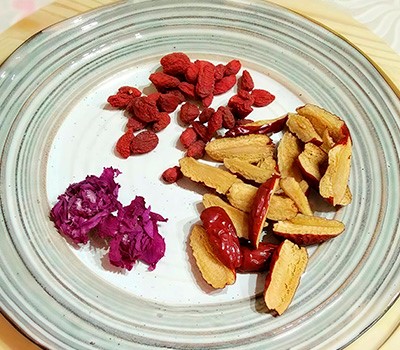 chay-iz-finikov-unabi-yagod-godzhi-i-roz-meyguykhun-tszao-goutsi-cha03.jpg
