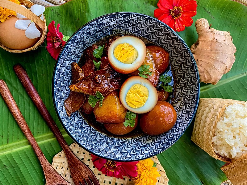Тушеная карамелизованная свиная грудинка с вареными яйцами по-лаосски (Том Кхем) 