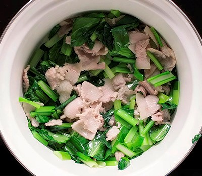 ragu-iz-svinoy-grudinki-so-shpinatom-i-tykvoy-v-souse-khorenso-to-buta-bara-no-an-kake-kabotya08.jpg
