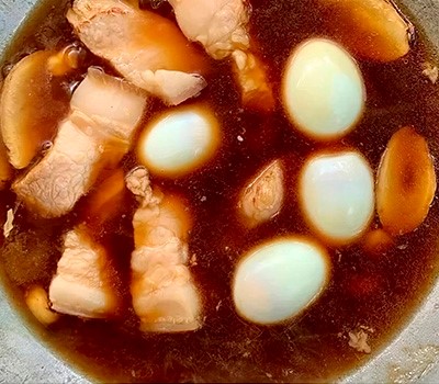 tushenaya-karamelizovannaya-svinaya-grudinka-s-varenymi-yaytsami-po-laosski-tom-kkhem06.jpg