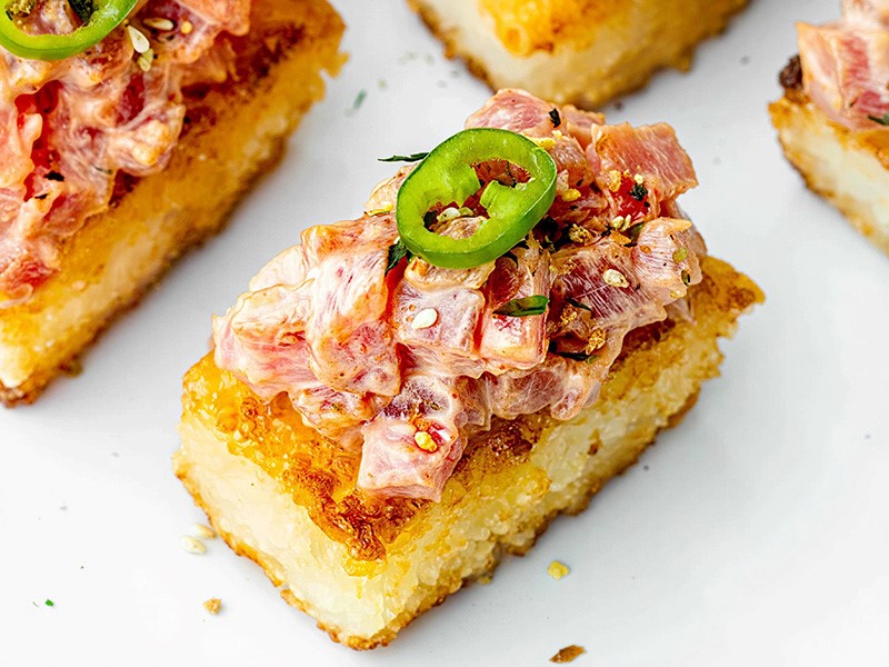 Острый тунец на хрустящих рисовых тостах 