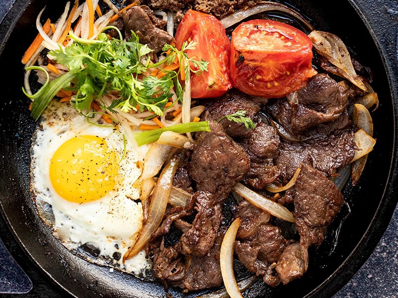 Вьетнамский шипящий стейк с яйцом