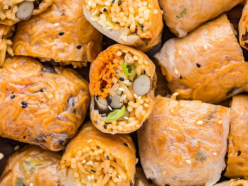 Рулетики из рисовой бумаги с лапшой Бульдак 