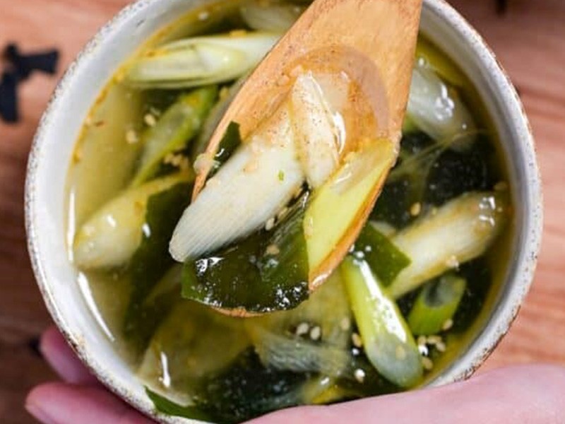 Суп с водорослями вакаме в стиле якинику