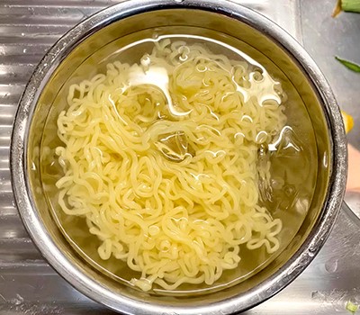 kholodnaya-lapsha-shin-ramen-s-gazirovkoy-sprayt-sypyraity-ramyen08.jpg
