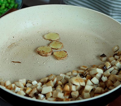 zharenye-boby-edamame-s-gribami-maodou-chao-sinbaogu05.jpg zharenye-boby-edamame-s-gribami-maodou-chao-sinbaogu05.jpg